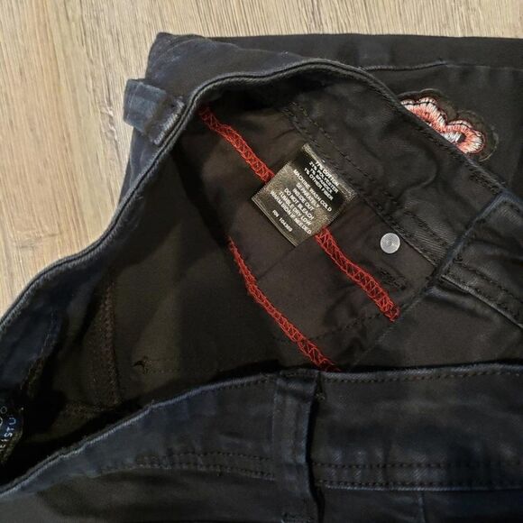 Black rose applique raw hem mid-rise tapered ankle length jeans goth emo Size 4 - Picture 2 of 9